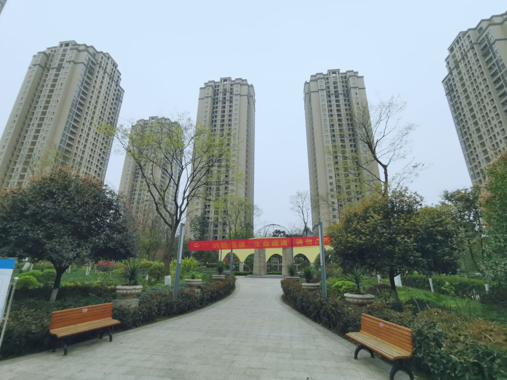 復(fù)盛福居位于重慶市江北區(qū)復(fù)盛鎮(zhèn)渝景大道191號(hào)，總建筑面積約23.41萬(wàn)平方米，其中住宅19.7萬(wàn)平方米；商業(yè)1.2萬(wàn)平方米；車(chē)庫(kù)1.83萬(wàn)平方米（停車(chē)位679個(gè)；注：含地面車(chē)位101個(gè)）.jpg