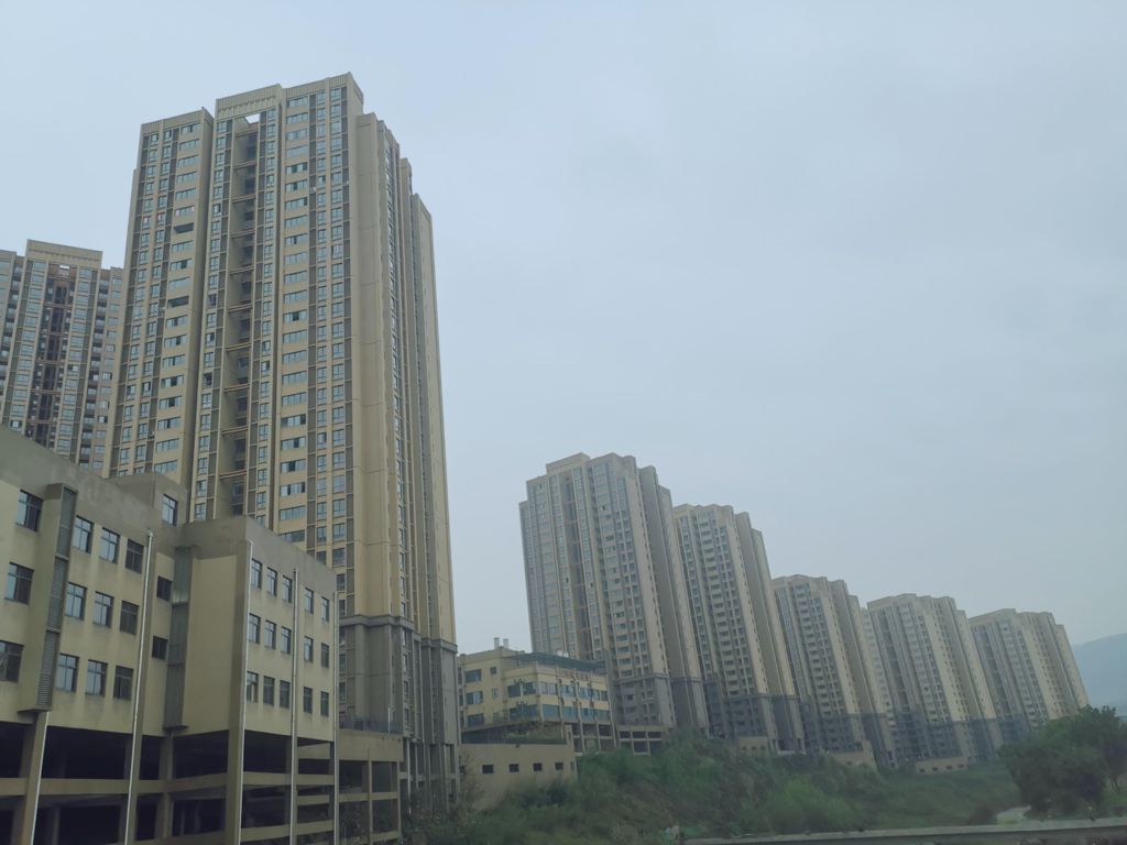 和美家園位于江北區(qū)魚嘴鎮(zhèn)，西依銅鑼山，東接雙溪興苑、公租房，北臨雙輝路，南靠渝萬鐵路雙溪高鐵站，總建筑面積約178097.1平方米，其中住宅154171.8平方米；車庫17015.21平方米，停車位553個(gè)（室內(nèi)停車位403個(gè)，室外停車位150個(gè)）。.jpg