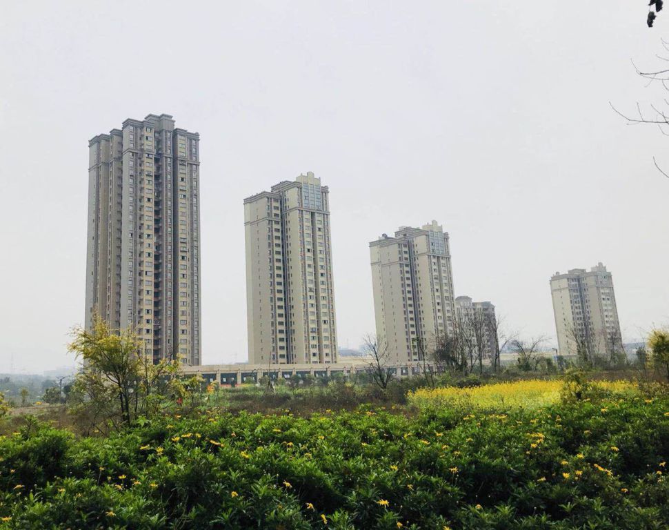 和慶家園項(xiàng)目位于重慶市江北區(qū)復(fù)盛鎮(zhèn)慶福路2號(hào)、4號(hào)、6號(hào)、8號(hào)、10號(hào)，總建筑面積約379846.1萬平方米，其中住宅283803.81萬平方米；商業(yè)23446.25萬平方米；車庫62454.31萬平方米（停車位1143個(gè)）.jpg