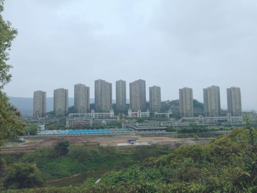 和悅家園位于重慶市江北區(qū)佳美路56號，總建筑面積323442.39平方米，其中住宅258210.96平方米；商業(yè)12196.34平方米；車庫39096.82平方米（停車位1150個(gè)）.jpg